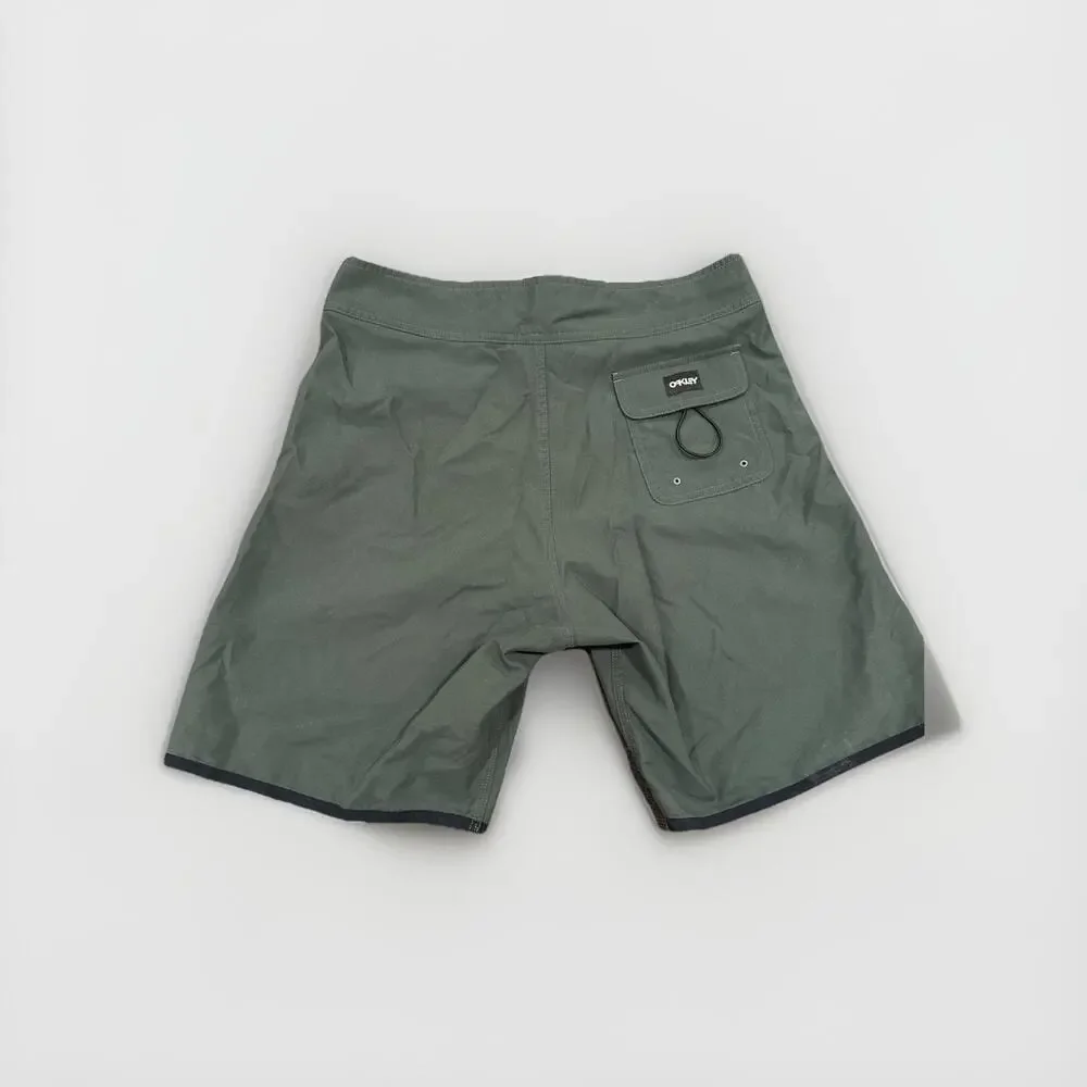 Oakley solid crest